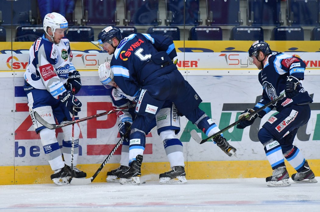 Důrazný souboj u mantinelu v utkání Liberce a Komety Brno