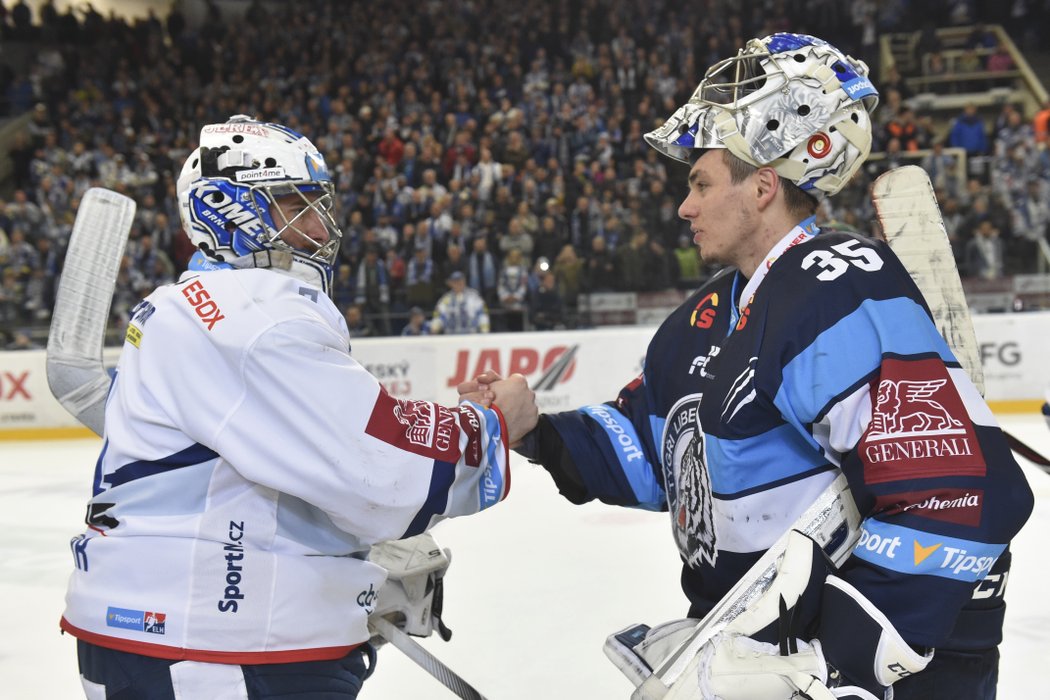 Marek Čiliak gratuluje brankář Romanu Willovi k postupu do finále extraligy.