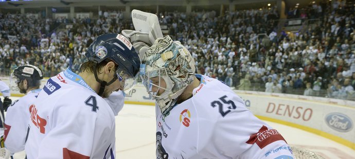 Ján Lašák přijímá závěrečné gratulace