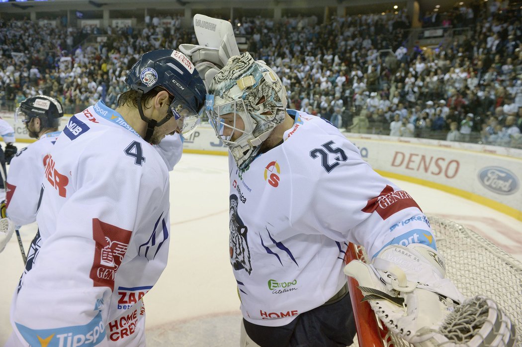 Ján Lašák přijímá závěrečné gratulace