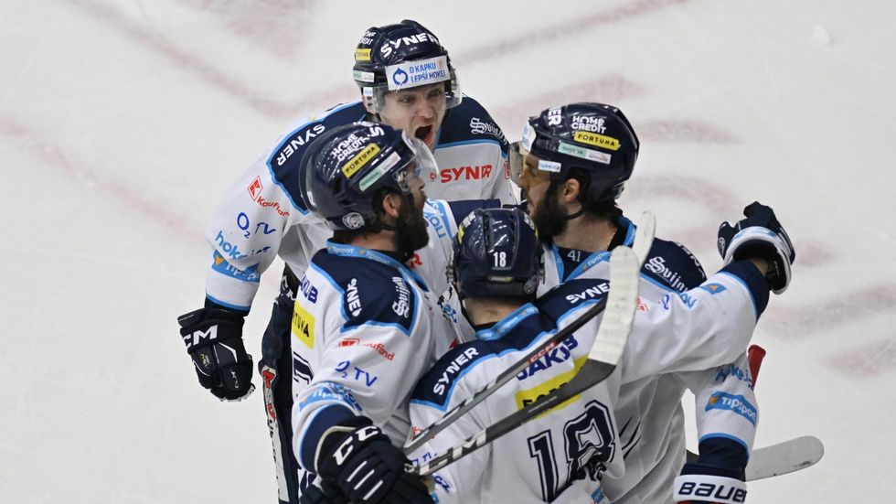 Martin Faško-Rudáš (čelem) jede slavit gól se spoluhráči, vpravo asistent Tomáš Filippi