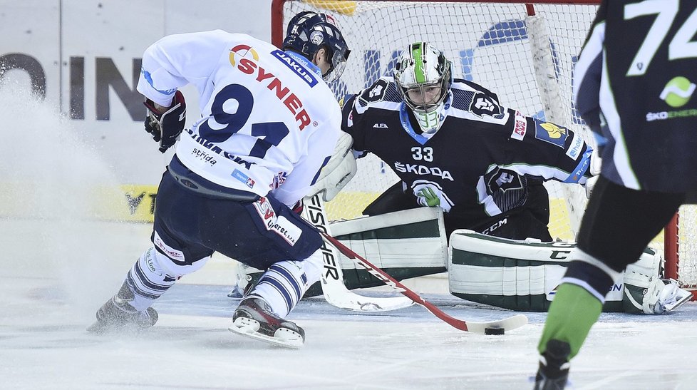 Liberecký útočník Jan Stránský před brankářem Boleslavi Davidem Rittichem