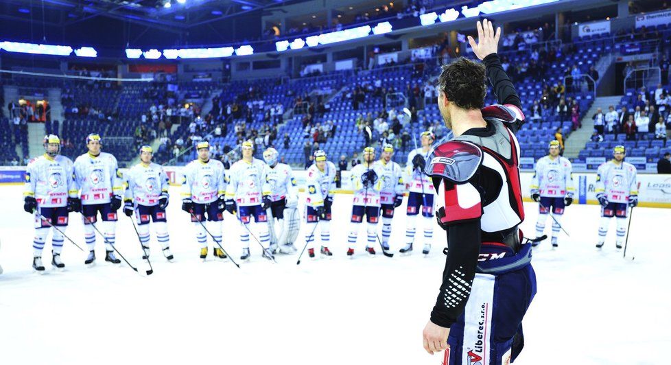 Hokejisté Liberce doma nedokázali odvrátit konec sezony a i do třetice prohráli s rozjetými Vítkovicemi - tentokrát 2:6. Play off tak pro ně definitivně skončilo už v předkole. Vyřazení Severočechů znamená i konec kariéry pro jejich zkušeného kapitána Petra Nedvěda.