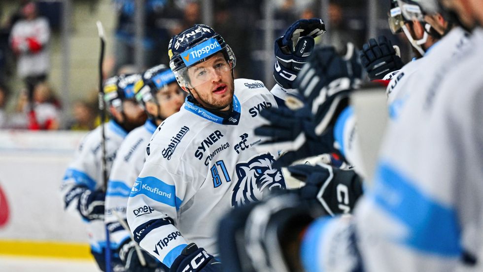 Filip Jansa slaví gól se spoluhráči