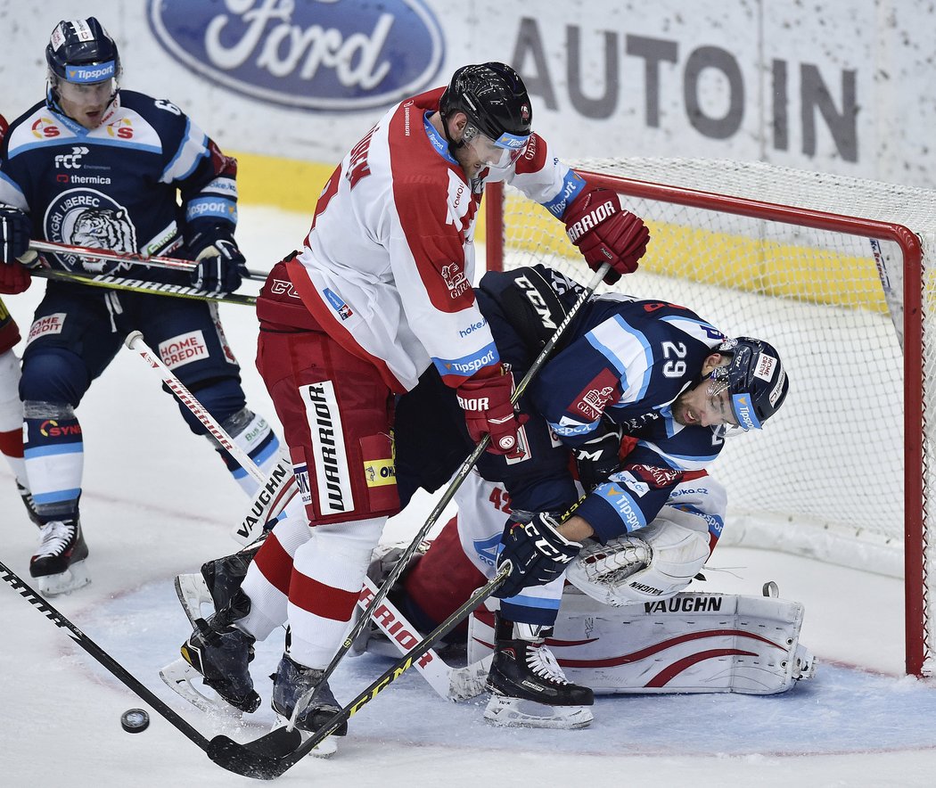 Liberecký útočník Lukáš Krenželok se tlačí před olomouckou branku, brání ho David Škůrek