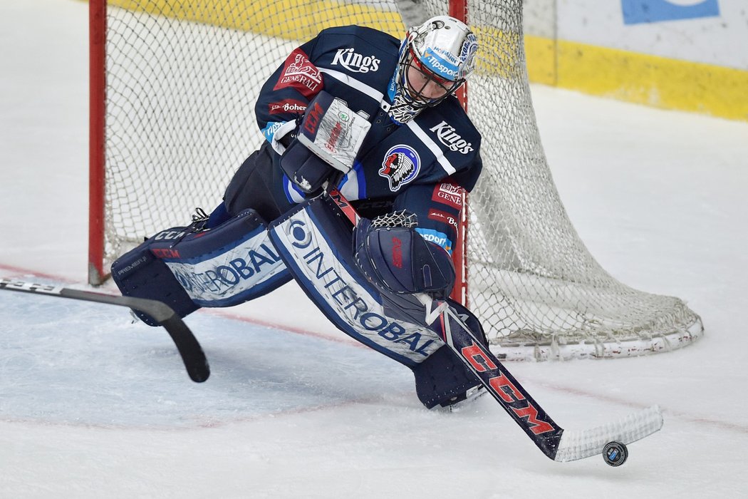 Plzeňský brankář Dominik Frodl rozehrává kotouč v pikantním duelu 40. kola extraligy proti Liberci