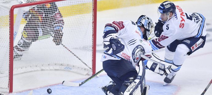 Bílí Tygři porazili Augsburg a udrželi naději na postup ze skupiny