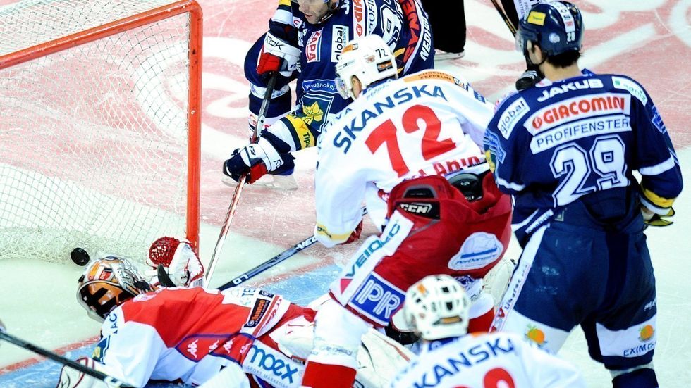 Souboj před brankou Slavie