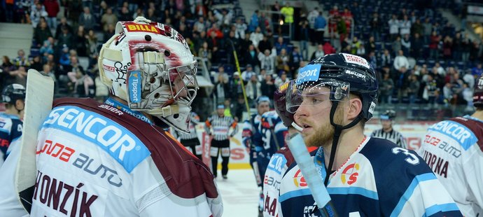 David Honzík ze Sparty si podává ruku s libereckým bekem Adamem Jánošíkem, který rozhodl duel s Pražany