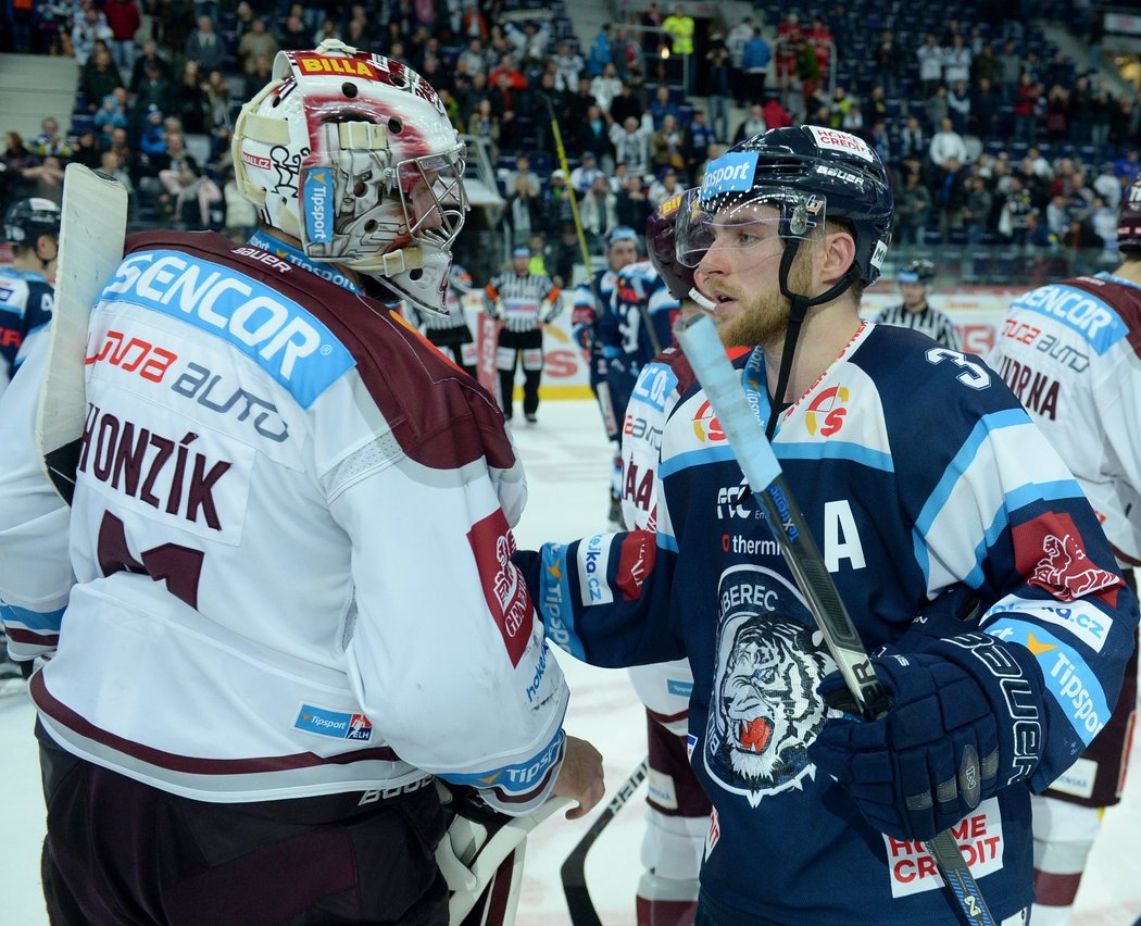 David Honzík ze Sparty si podává ruku s libereckým bekem Adamem Jánošíkem, který rozhodl duel s Pražany