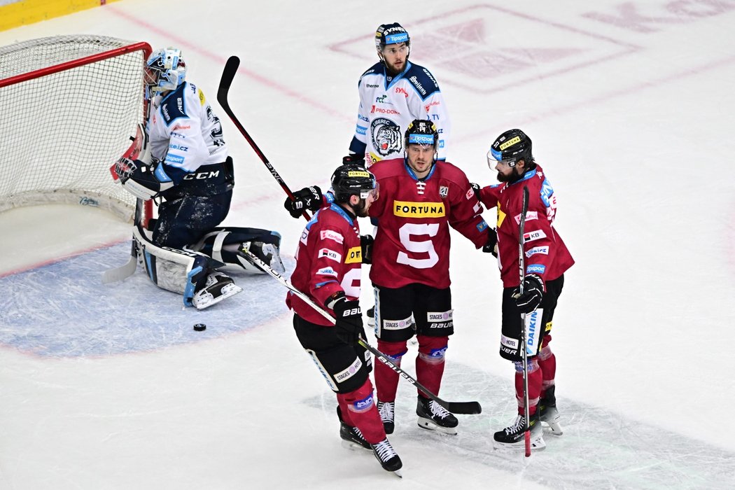 Hokejisté Sparty se radují z gólu Romana Horáka (vpravo) do sítě Liberce