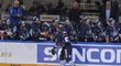 Hokejisté Liberce oslavují gól do sítě Sparty ve finále play off