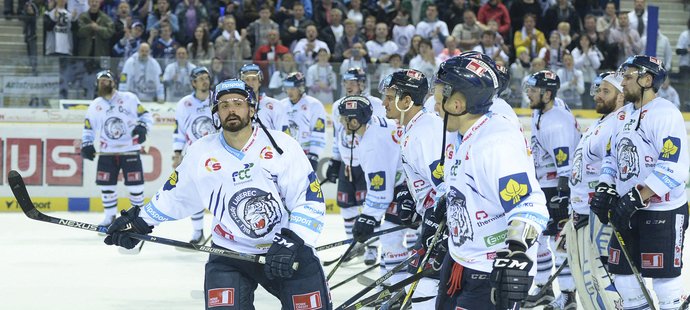 Hokejisté Liberce oslavují výhru nad Spartou ve druhém finále play off