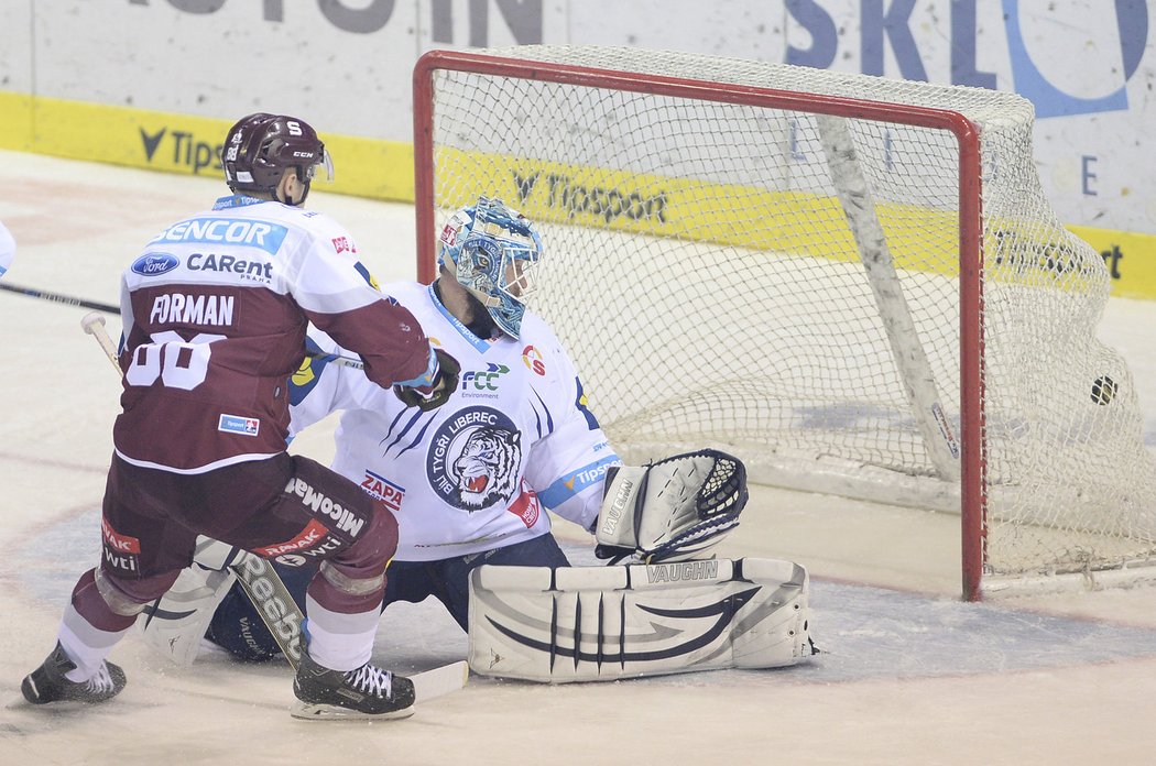 Miroslav Forman střílí gól do sítě Liberce ve finále play off