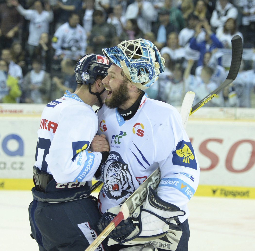 Hokejisté Liberce oslavují výhru nad Spartou ve druhém finále play off