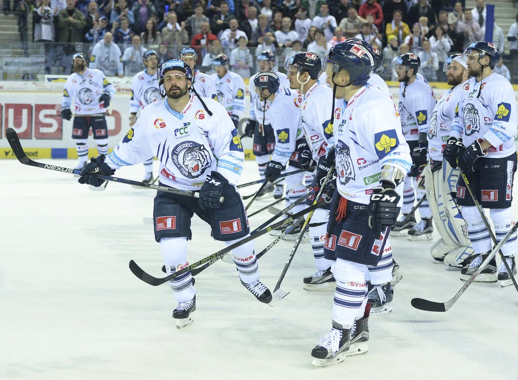 Hokejisté Liberce oslavují výhru nad Spartou ve druhém finále play off