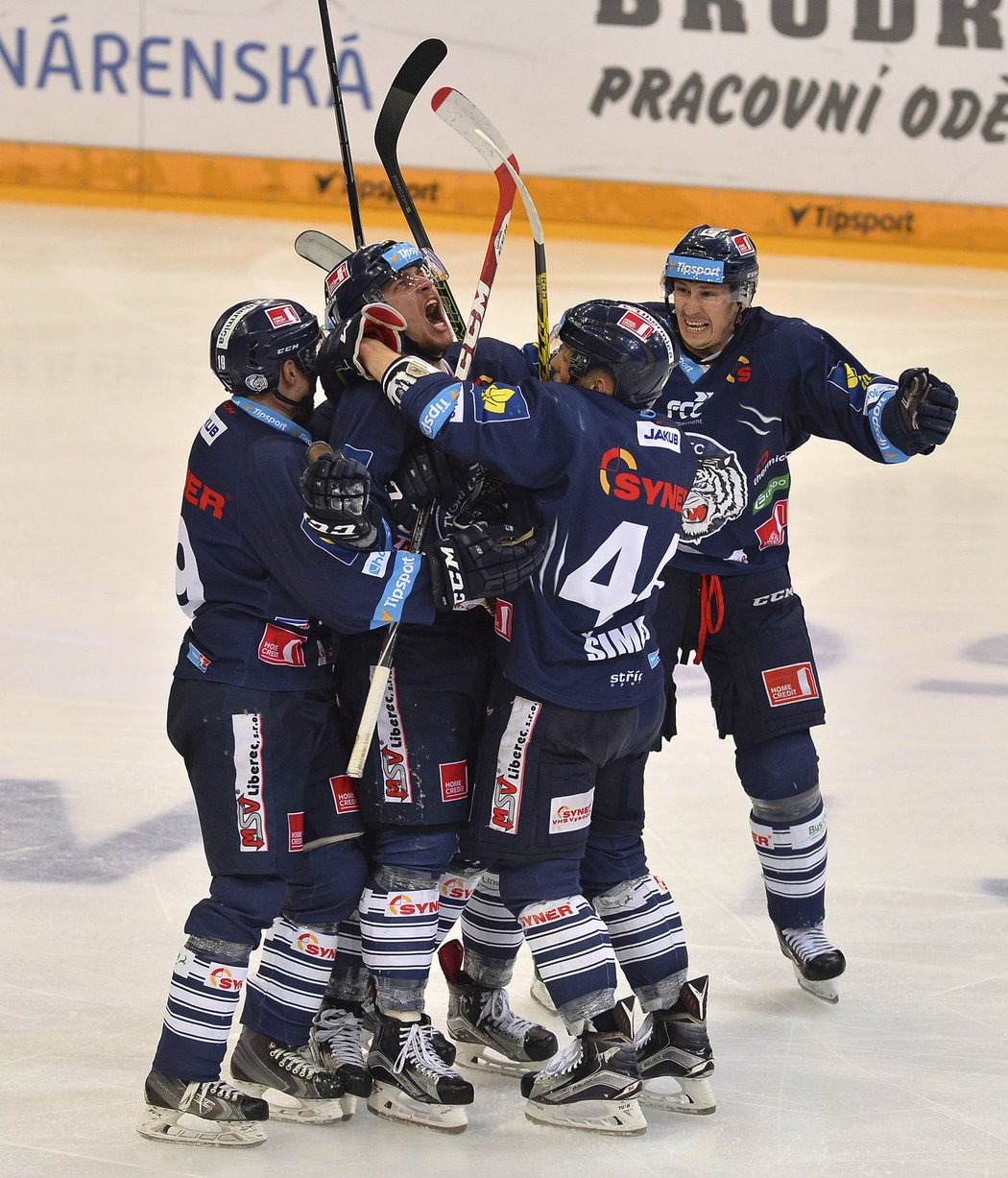 Hokejisté Liberce oslavují gól do sítě Sparty ve finále play off