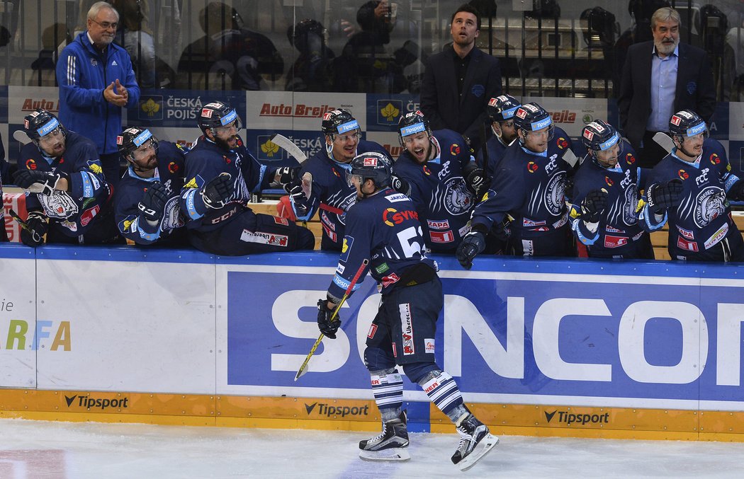 Hokejisté Liberce oslavují gól do sítě Sparty ve finále play off