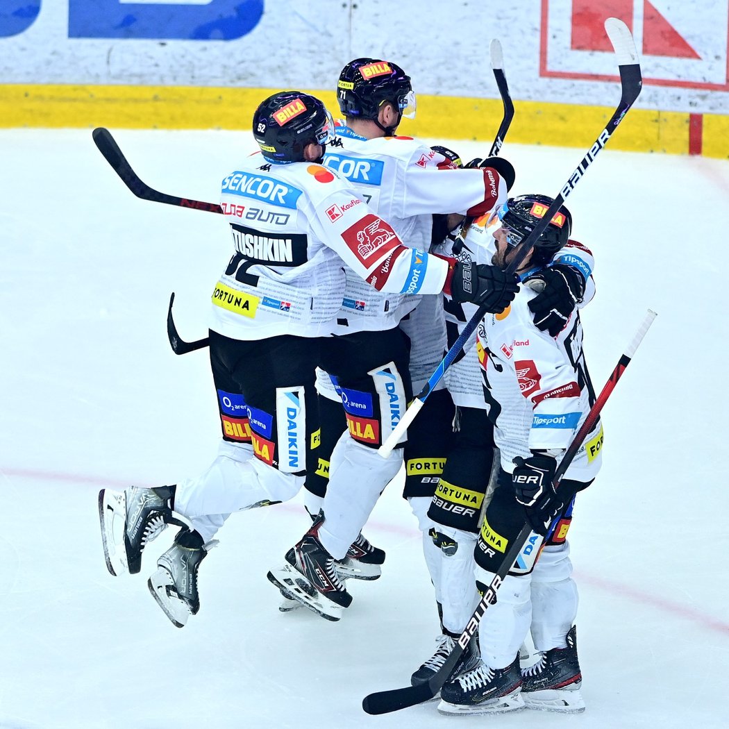 Hokejisté Sparty se radují z výhry na ledě Liberce
