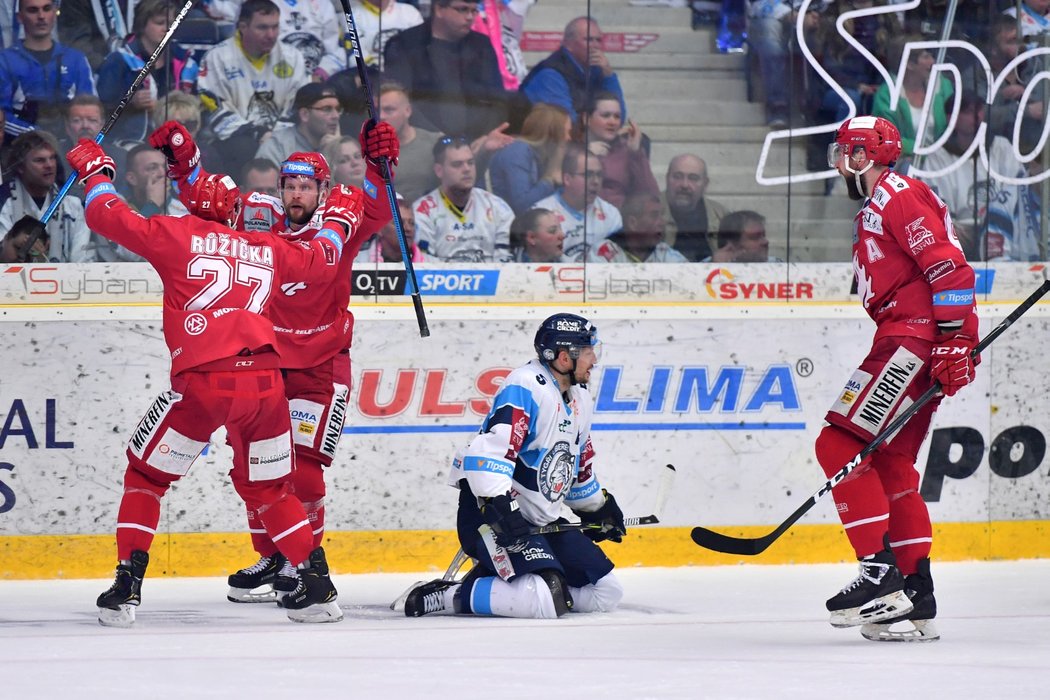 Ladislav Šmíd v obležení radujících se hráčů Třince.