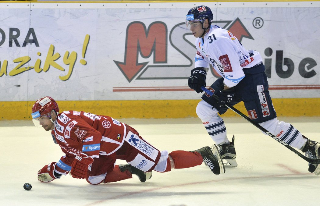 Třinecký útočník Jakub Petružálek padá v souboji s libereckým Dominikem Lakatošem