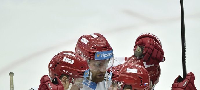 Hokejisté Třince se radují ze vstřelené branky Milana Mikulíka v utkání proti Třinci
