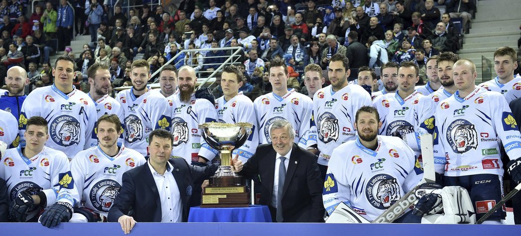 Před utkáním převzali prezident hokejového klubu Bílí Tygři Liberec Petr Syrovátko a generální manažer Ctibor Jech trofej za vítězství v základní části hokejové extraligy