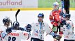Byť ještě existuje teoretická šance, že se Ondřej Vitásek (uprostřed) ještě vrátí k hokeji, není příliš pravděpodobná