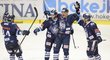 Hokejisté Liberce si užívají vítěznou radost na ledě Pardubic