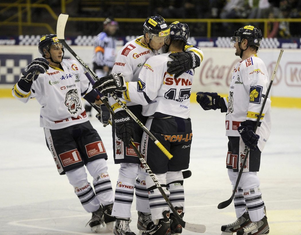 Hokejisté Liberce se radují z gólů proti Litvínovu, autorem byl Lukáš Derner (zády uprostřed).