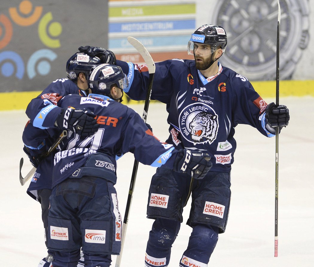 Lukáš Vantuch gratuluje ke gólu Filipu Pyrochtovi