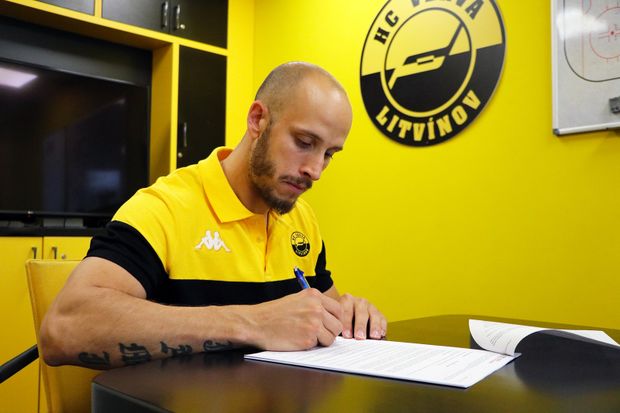 Zkušený útočník Martin Látal po roce stráveném v Pardubicích odchází do Litvínova Zkušený útočník Martin Látal po roce stráveném v Pardubicích odchází do Litvínova