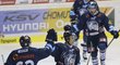 Hokejisté Liberce oslavují gól do sítě Litvínova