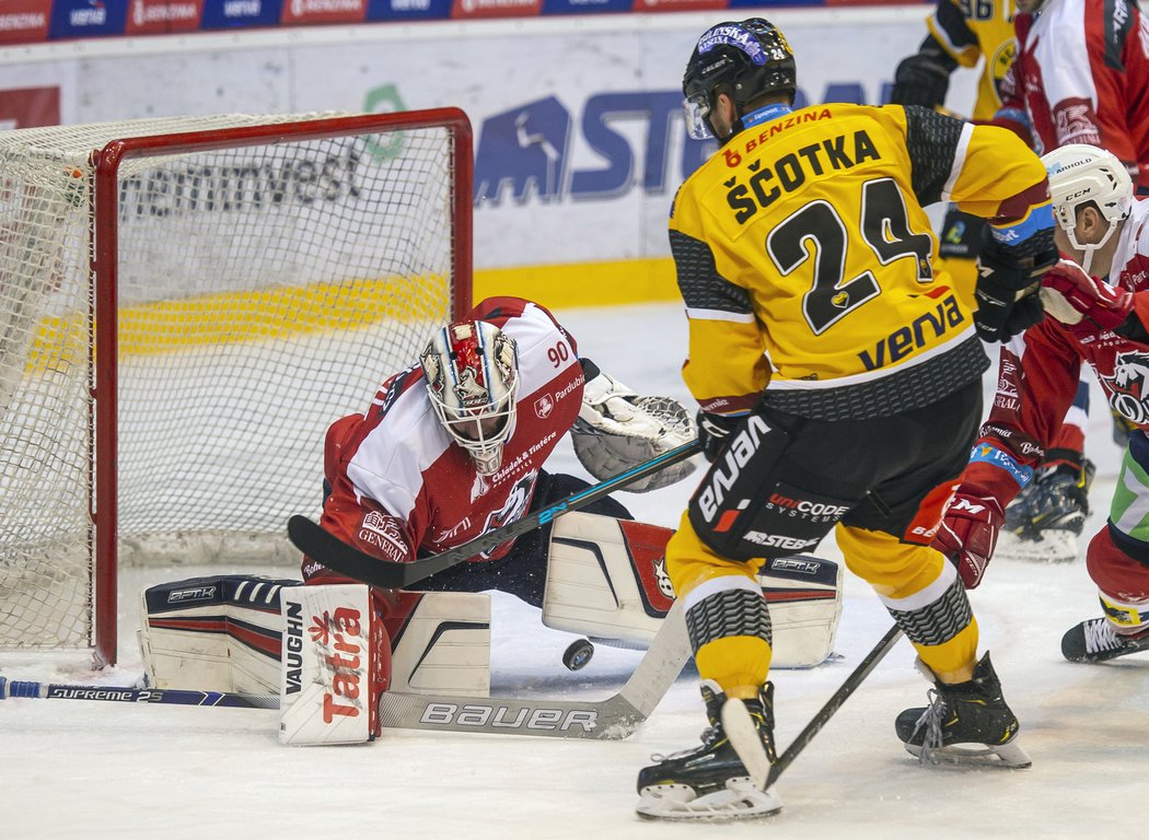 Ondřej Kacetl chytil střelu Jana Ščotky z Litvínova