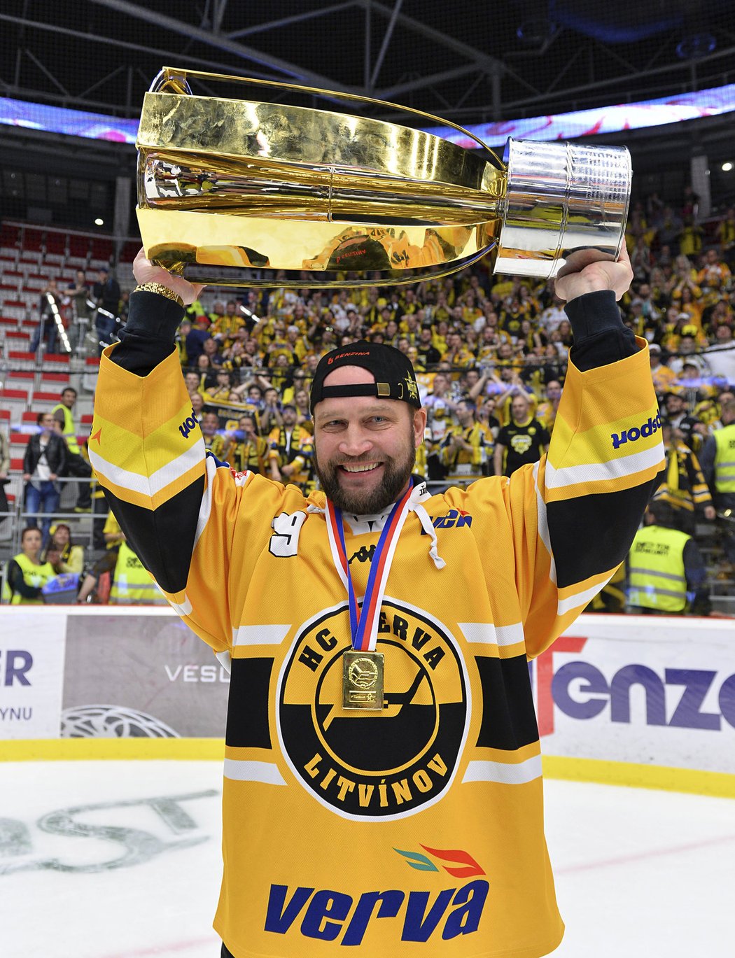 JIŘÍ ŠLÉGR (44). Z poslanecké lavice se vrátil do kabiny Litvínova, kterému pomohl k zisku premiérového titulu jako funkcionář i hráč. Po triumfu kariéru definitivně ukončil.