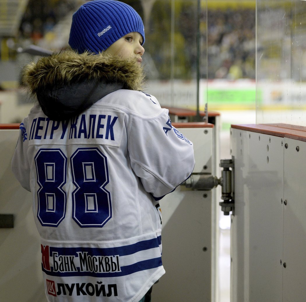 Synovec Jakuba Petružálka v jeho dresu z KHL na zápase Litvínova se Spartou