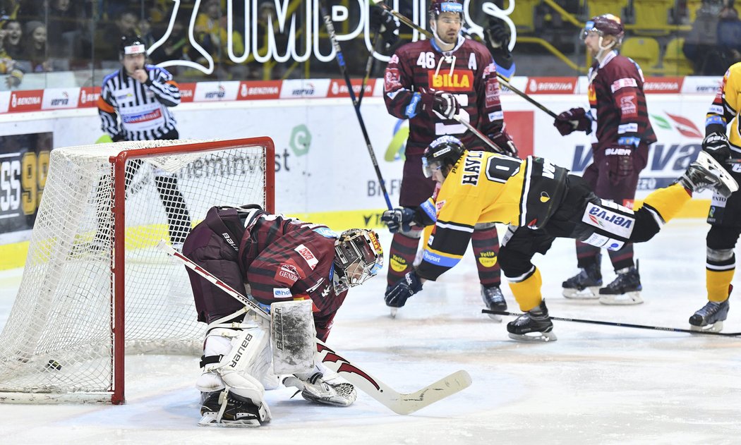 Ondřej Havlíček padá k ledu poté, co překonal Tomáše Pöpperleho