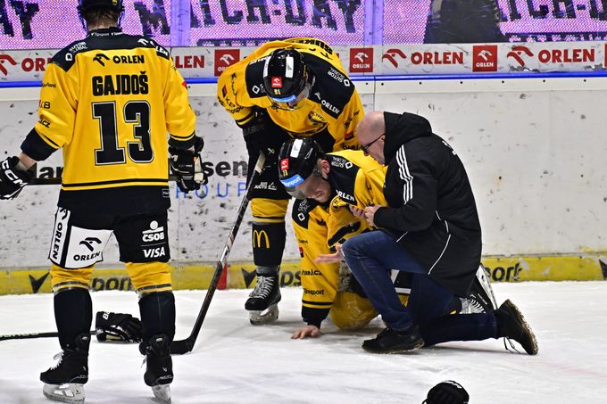 Poslední porazil prvního, radost tlumil strach o Kašovy. Kouč: Nebyl to hezký zákrok Poslední porazil prvního, radost tlumil strach o Kašovy. Kouč: Nebyl to hezký zákrok