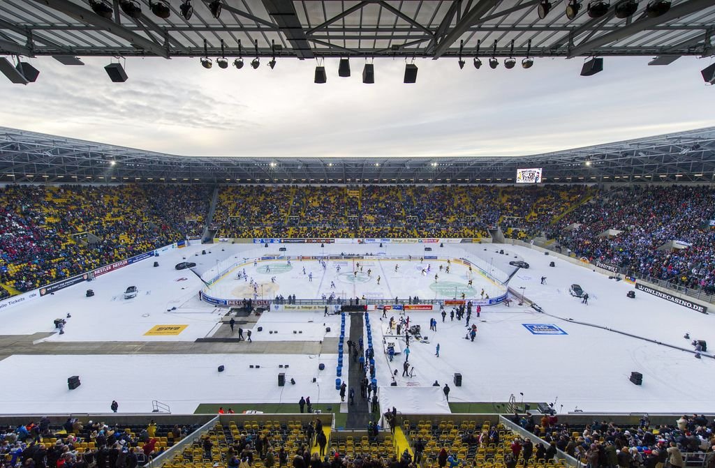 Fotbalový stadion v Drážďanech má kapacitu přes 32 tisíc lidí, s velkou pravděpodobností tak padne extraligový divácký rekord