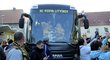 Autobus s hokejisty Litvínova přijíždí před zimní stadion Ivana Hlinky