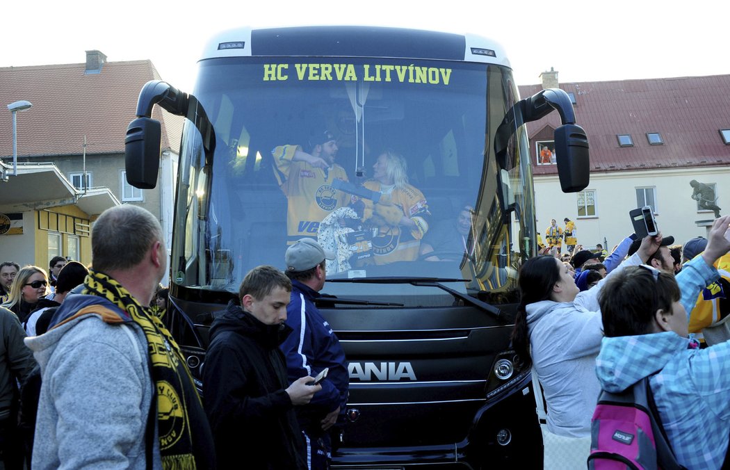 Autobus s hokejisty Litvínova přijíždí před zimní stadion Ivana Hlinky