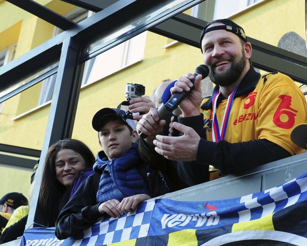 Jiří Šlégr zdraví fanoušky z pódia před stadionem Ivana Hlinky