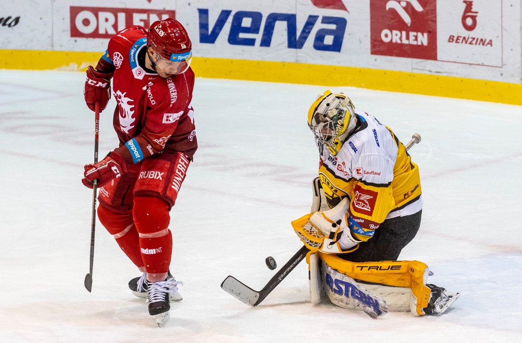 Zleva Marko Daňo z Třince a brankář Litvínova Denis Godla