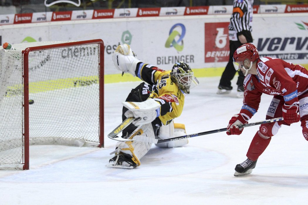 Jakub Petružálek střílí vedoucí gól Třince