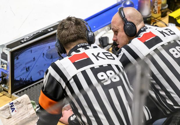 Hlavní rozhodčí Toomáš Mejzlík a Jiří Ondráček zkoumají záznam hry v utkání Litvínov vs. Třinec Hlavní rozhodčí Toomáš Mejzlík a Jiří Ondráček zkoumají záznam hry v utkání Litvínov vs. Třinec
