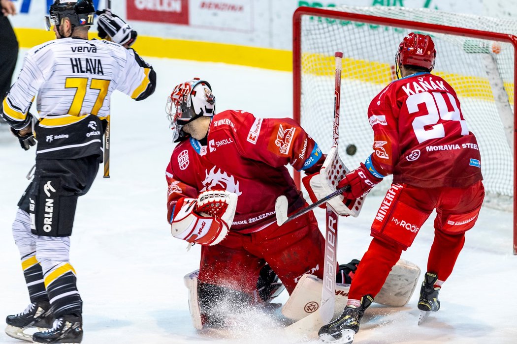 Brankář Třince Marek Mazanec inkasuje