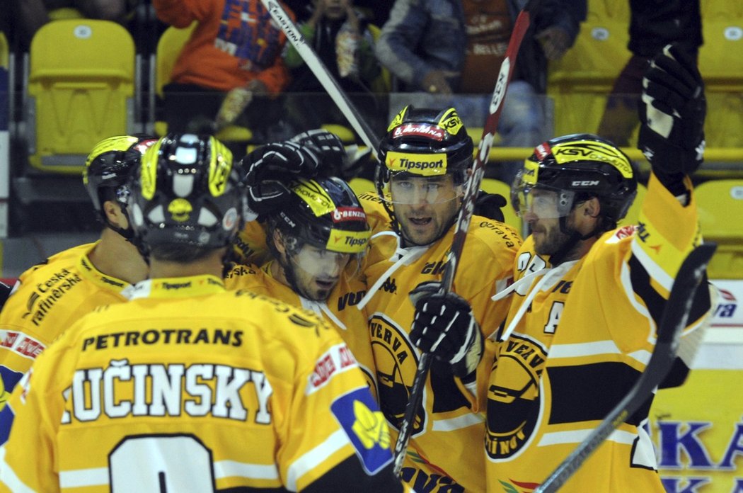 Hokejisté Litvínova se radují z gólu do sítě Zlína