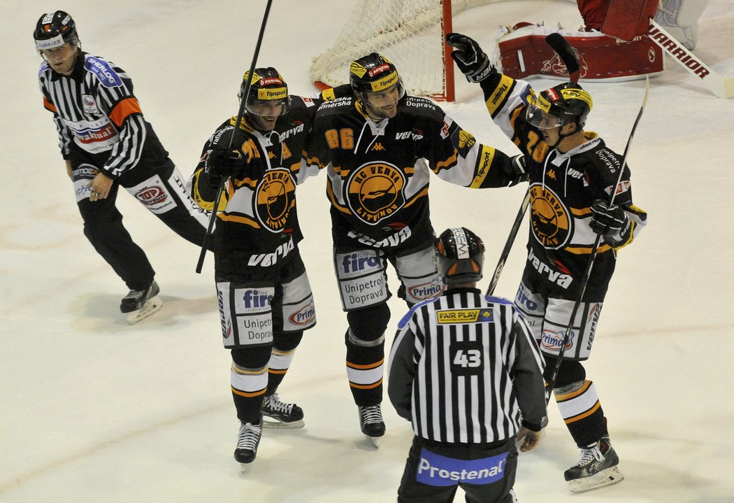 Hokejisté Litvínova se radují z gólu do sítě Olomouce