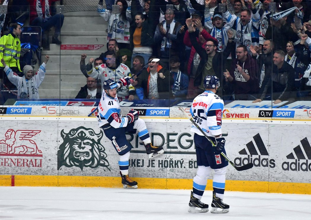 Hokejisté Liberce slaví gól ve čtvrtfinále play off proti Mladé Boleslavi.