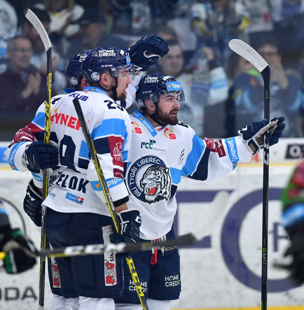 Hokejisté Liberce slaví gól ve čtvrtfinále play off proti Mladé Boleslavi.